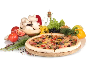 Fotobehang heerlijke pizza, groenten, kruiden en olie op wit wordt geïsoleerd © Africa Studio