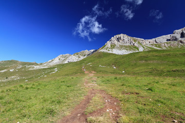Fototapeta na wymiar escursione - hiking in Dolomites