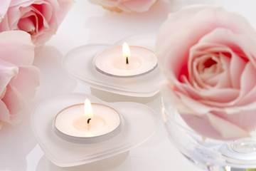 Fototapeta na wymiar Aromaterapii świece i róże