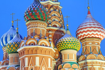 Fototapeta na wymiar Świętego Bazylego kopuły katedry. Zima, Plac Czerwony, Rosja.