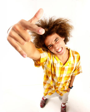 Joven rebelde estilo urbano.