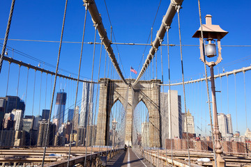 Fototapeta premium Pedestrian walkway on the Brooklyn Bridge in New York City