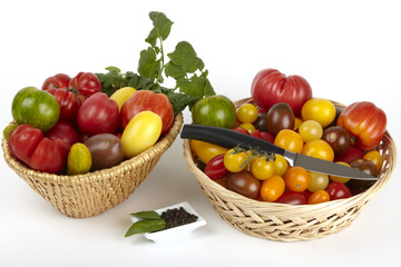 Zwei Körbe mit vielen verschiedenen Bio-Tomaten