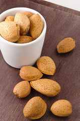 mandorle con guscio su tavola