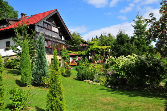 Haus mit Garten im Sommer
