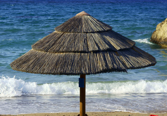 Plażowy parasol na brzegu morza - obrazy, fototapety, plakaty