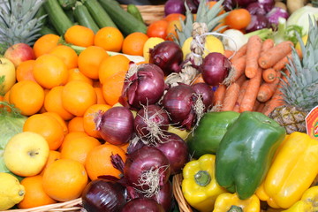 orange, mandarin oranges, onion, garlic, peppers, carrots