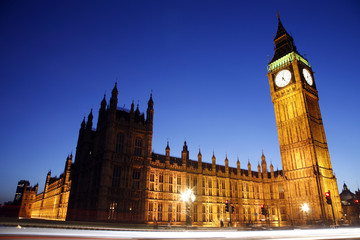 Fototapeta na wymiar Pałac Westminsterski nocą