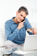 Mann kauft im Internet mit Kreditkarte