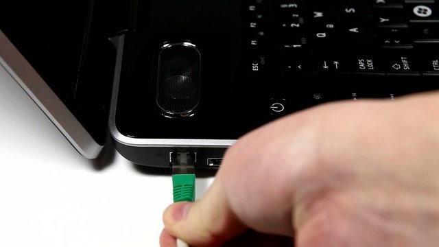 Netzwerkkabel am Laptop