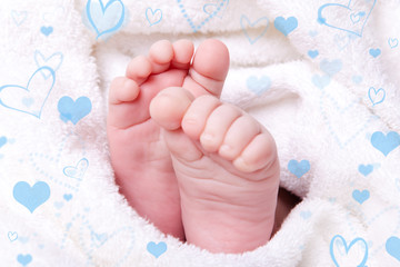 babyfüße mit herzen