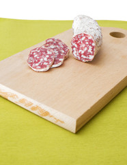 Salame tagliato a fette su tagliere