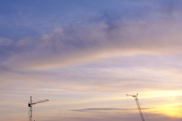 Башенные краны на фоне неба.