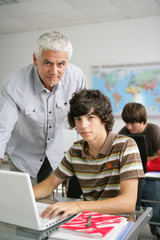 Obraz premium Teacher helping teen in class