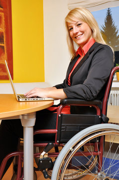 Frau im Rollstuhl im Büro