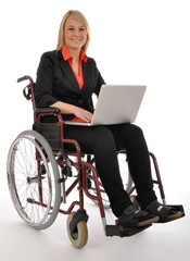 Junge Frau im Rollstuhl mit Laptop