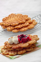 Frische Waffeln mit Früchten