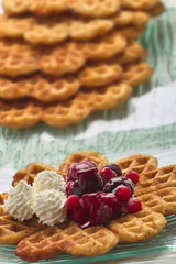 Frische Waffeln mit Früchten