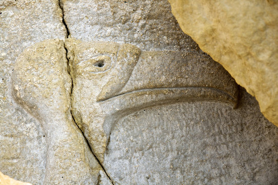 Gemei&szlig;elte Ibis Skulptur am Red Beach in Matala