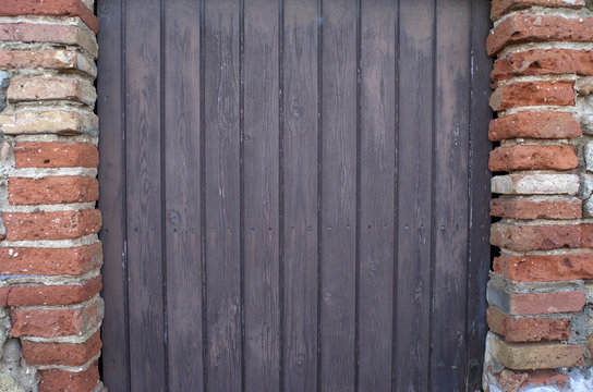 Puerta vieja de madera, ladrillos, fondo, textura.