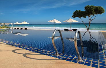 Piscine à débordement