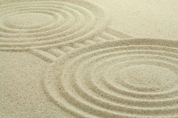 Fototapeta na wymiar dwa koła w piasku