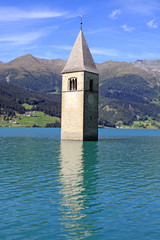 Kirchturm im Reschensee. S&uuml;dtirol