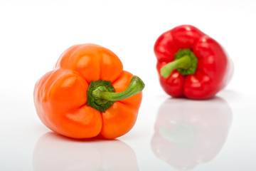 orange und rote Paprika freigestellt vor weissem Hintergrund