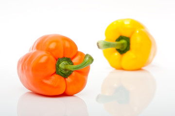 orange und gelbe Paprika freigestellt vor weissem Hintergrund
