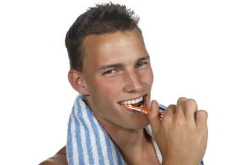 Jeune homme se brossant les dents
