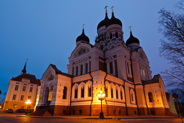Fototapeta na wymiar Aleksandra Newskiego Kościół w Tallinie w nocy, Estonii
