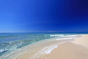 Fototapeta na wymiar コマカ島の美しいビーチと紺碧の空