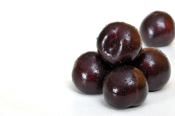 Pflaumen auf weißem Hintergrund