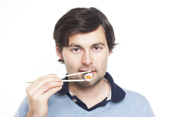 Mann mit Sushi