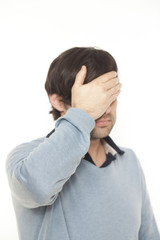 Mann mit Kopfschmerzen