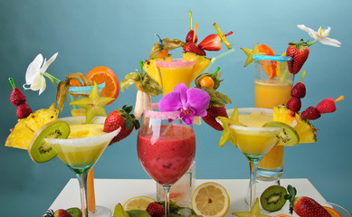 Bunte Fruch-Cocktails, garniert mit Obst und Orchideen
