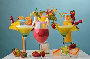 Cocktails mit Früchten, üppig dekoriert