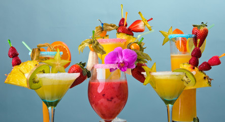 Cocktail-Traum vor himmelblauem Hintergrund