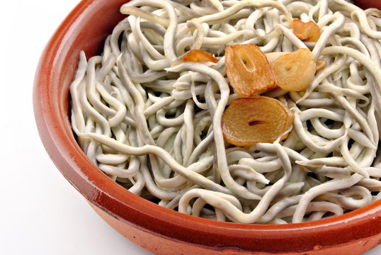 Cazuela de angulas al ajillo