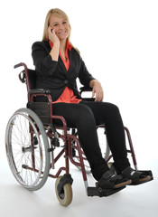 Junge Frau im Rollstuhl telefoniert