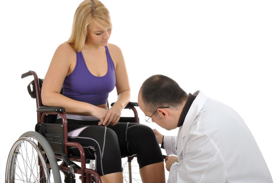 Junge Frau im Rollstuhl mit Arzt