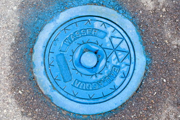 Kanaldeckel blau