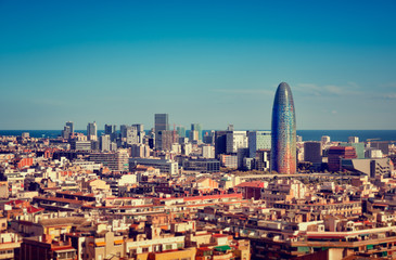 De skyline van Barcelona met wolkenkrabbers.