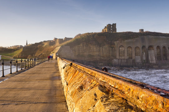Fototapeta Tynemouth priory and castle from north pier