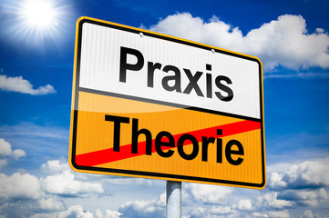 Ortseingangsschild mit Praxis und Theorie