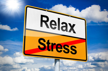 Ortseingangsschild mit Relax und Stress