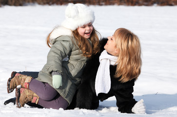 Obraz premium mother and daughter enjoying beautiful winter day