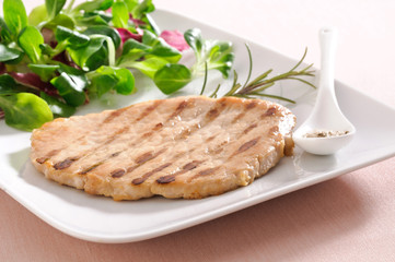 Bistecca di maiale alla griglia con fagiolini