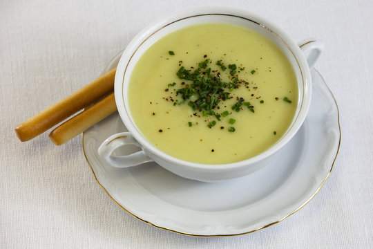 zupa kremowa w bulion&oacute;wce z pieprzem i szczypiorkiem