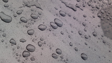 Regentropfen perlend